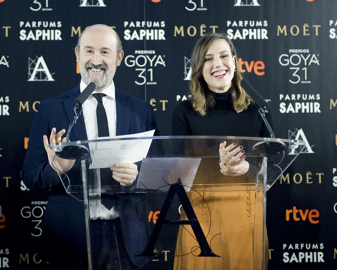 Un Monstruo Viene A Verme Premios