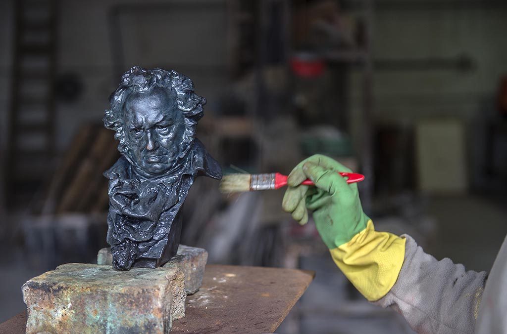 Estatuilla de los Premios Goya  Estatuas, Dibujos de colores, Piezas  decorativas
